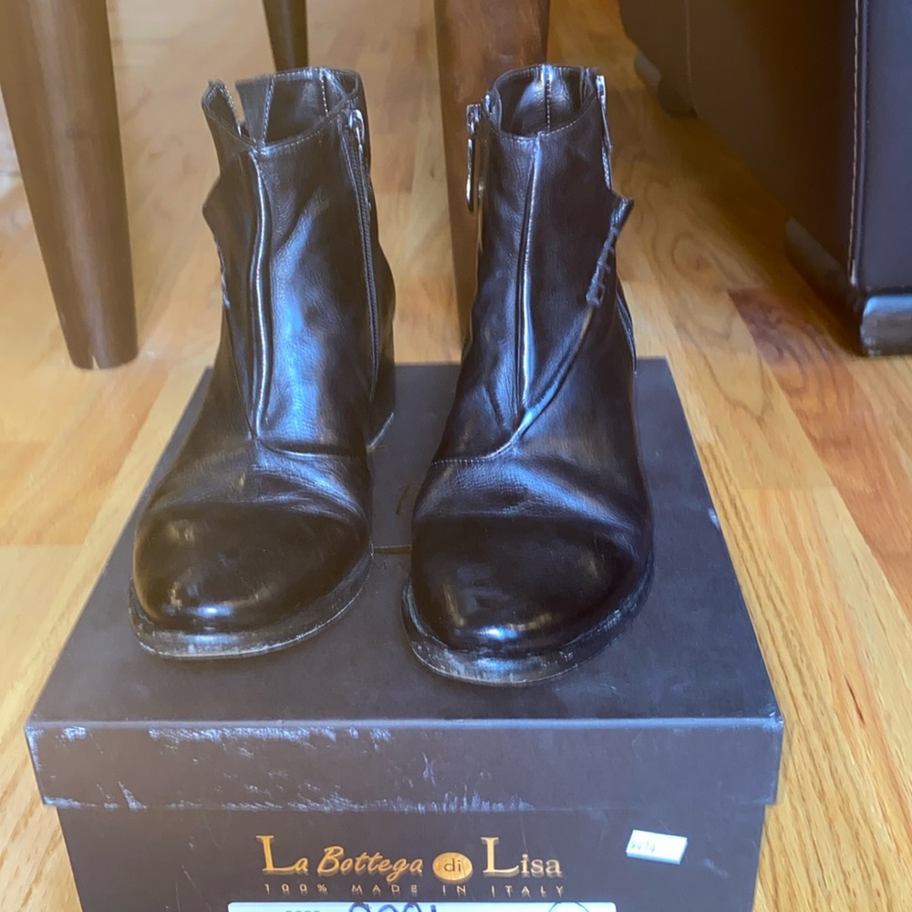 Beautiful black leather Italian boot.